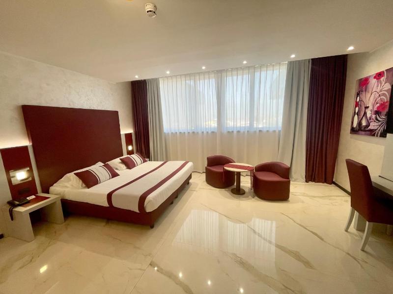 Junior King Suite image 2