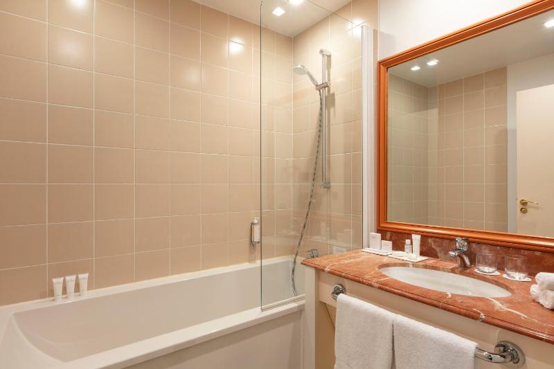 Superior Room with Casino & Spa access - Situated in the hotels extension image 4