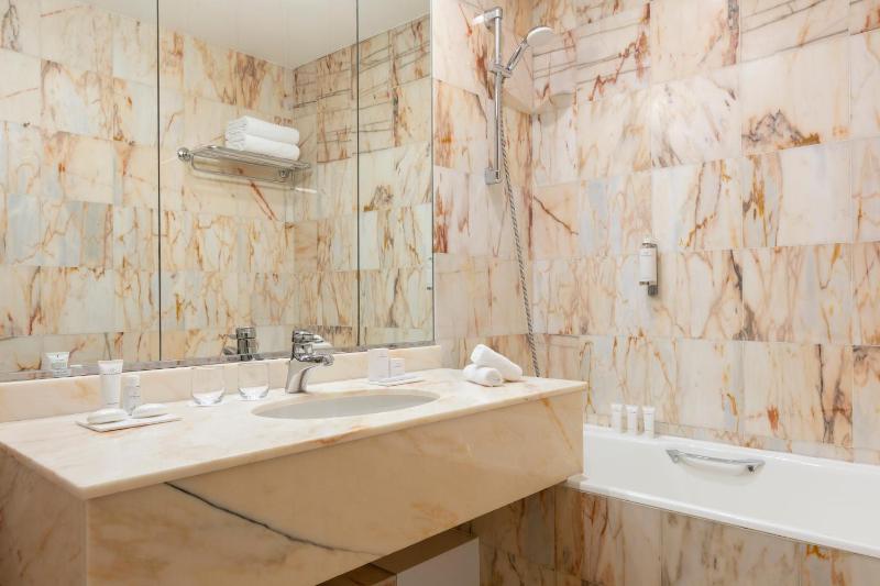 Deluxe Room with Casino & Spa Access image 2