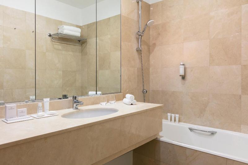 Executive Room Lake Side with Casino & Spa Access image 3