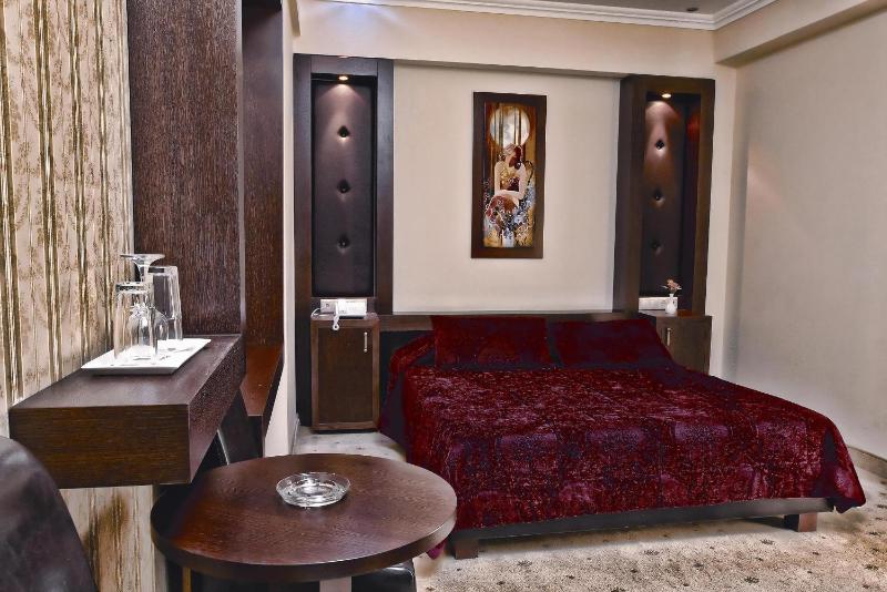 Double or Twin Room image 3