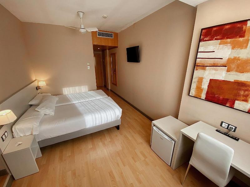 Double or Twin Room image 3