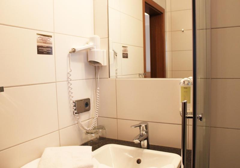 Single Room image 3