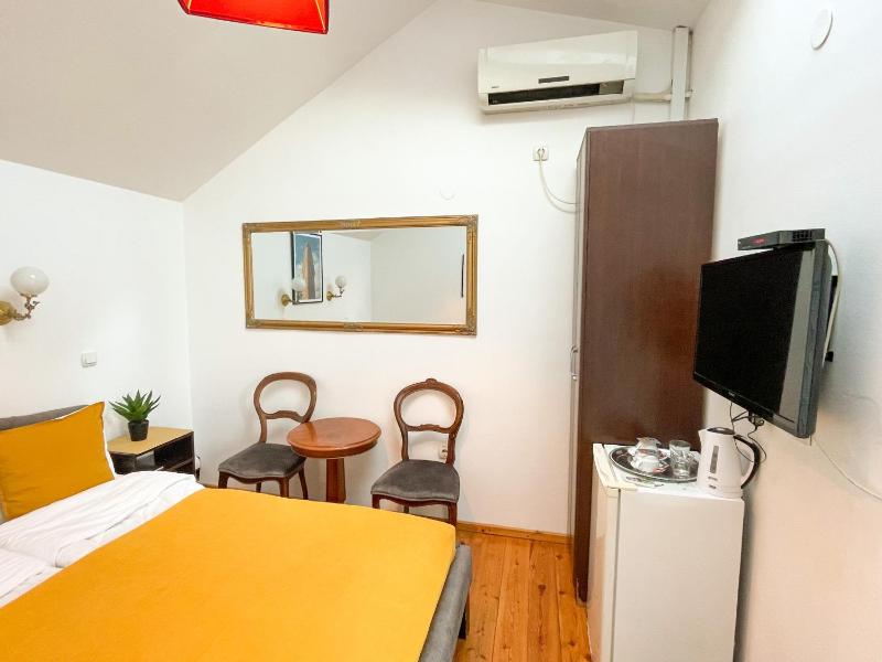 Double Room image 3