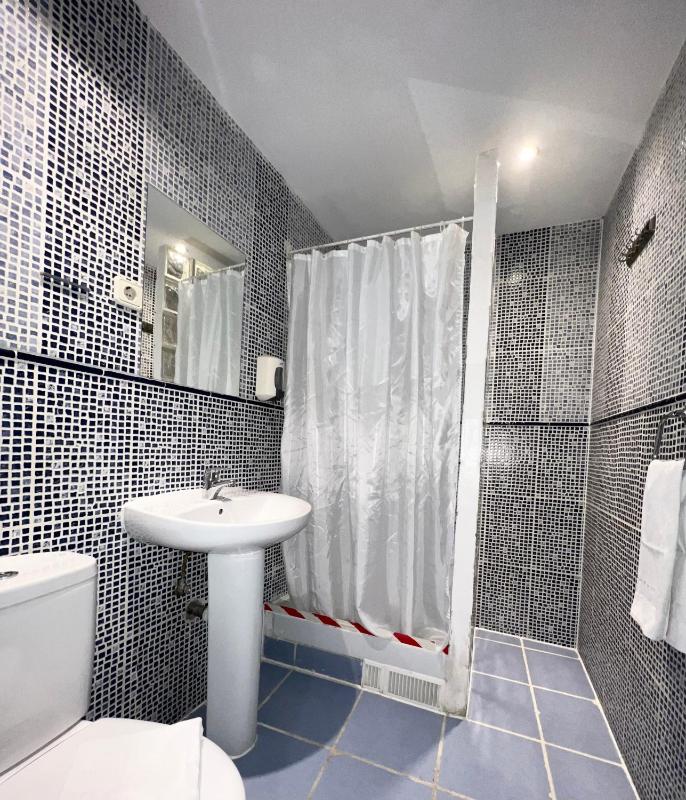 Double Room with Shared Bathroom image 4
