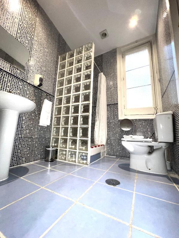 Twin Room with Shared Bathroom image 2