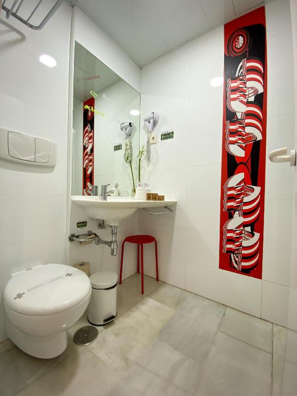 Standard Twin Room image 1