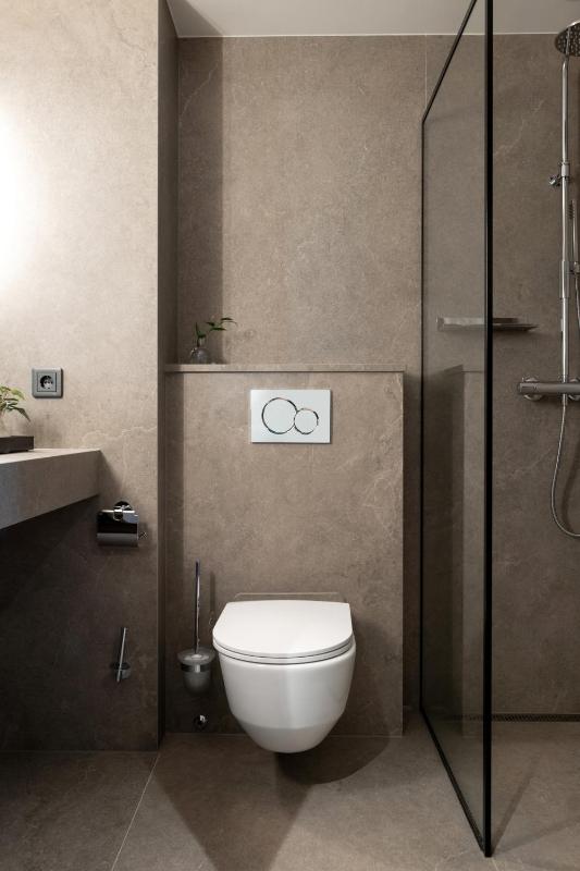 Double Room with Lake View image 3