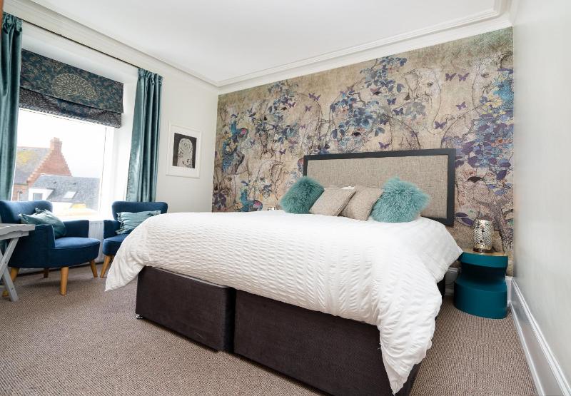 Deluxe Double or Twin Room image 3
