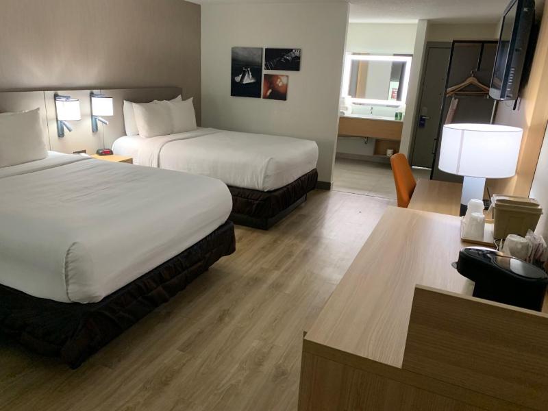 Queen Room with Two Queen Beds - Accessible/Non-Smoking  image 3