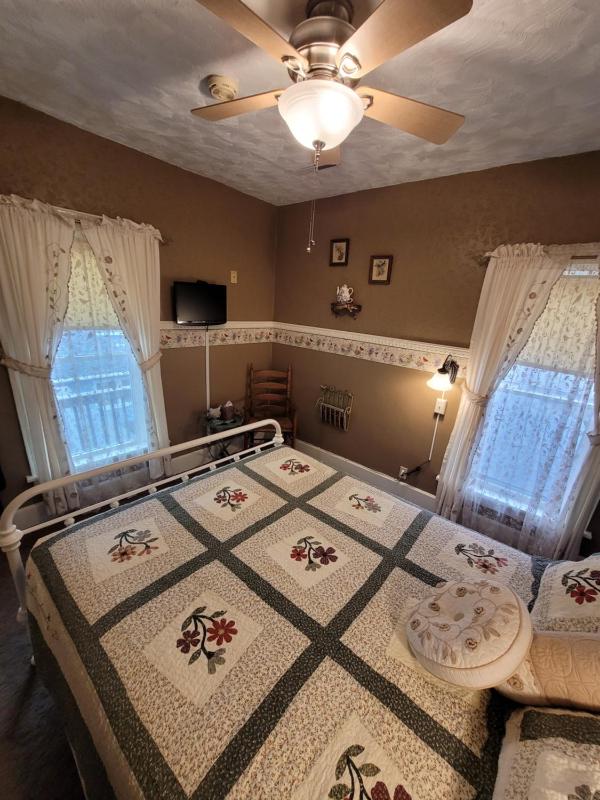 Queen Room image 3