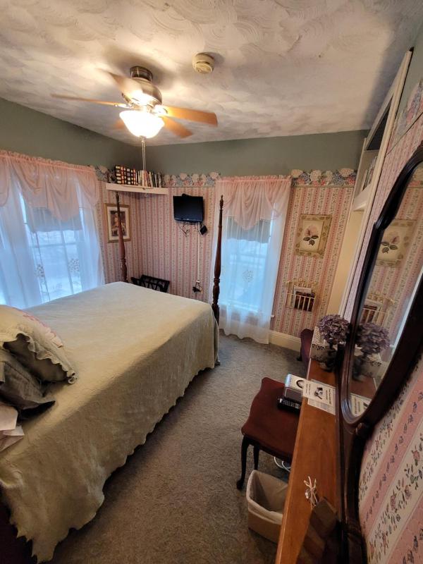 Queen Room image 2