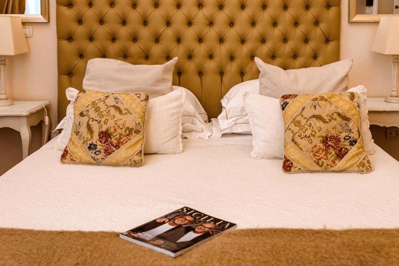 Deluxe Room image 3