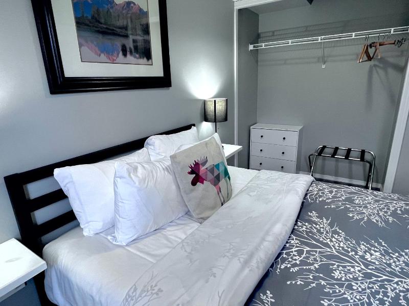 Canadian Rockies Chalets by Trilink - 2 & 3 Bedroom Condos - Self Check-In - Walking Distance to Downtown - Free Parking - Pet-Friendly - No AC - image 44