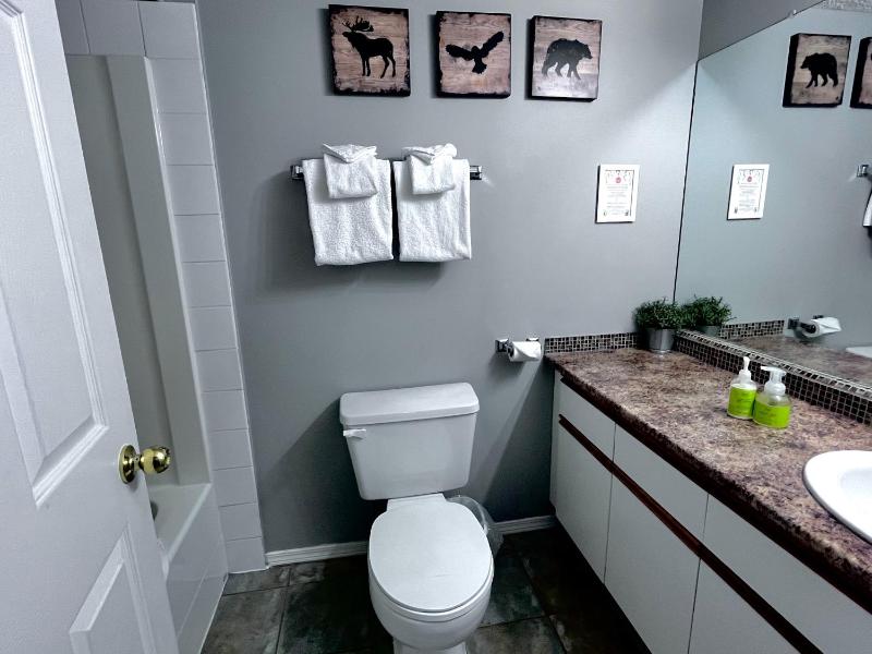 Canadian Rockies Chalets by Trilink - 2 & 3 Bedroom Condos - Self Check-In - Walking Distance to Downtown - Free Parking - Pet-Friendly - No AC - image 11