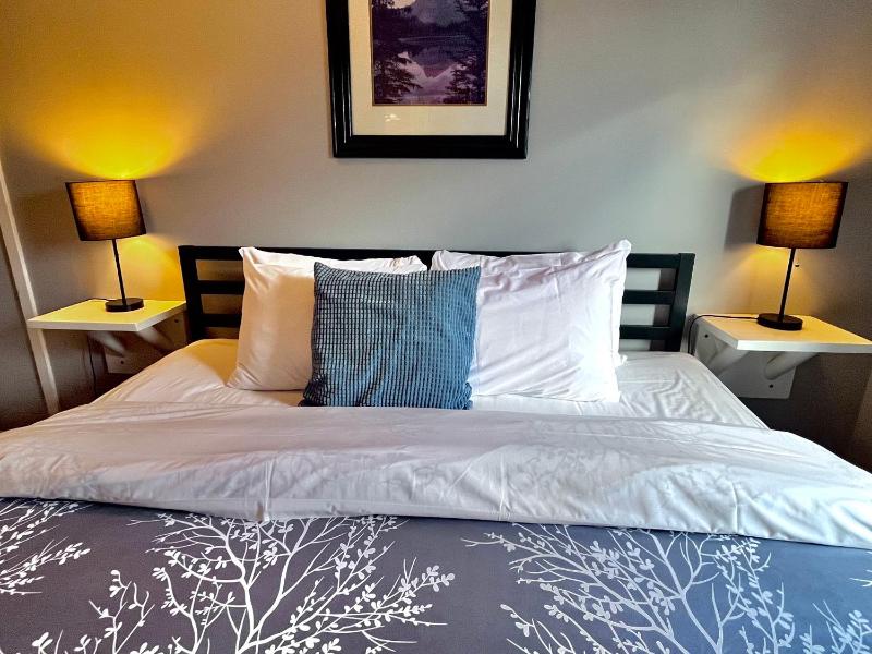 Canadian Rockies Chalets by Trilink - 2 & 3 Bedroom Condos - Self Check-In - Walking Distance to Downtown - Free Parking - Pet-Friendly - No AC - image 38