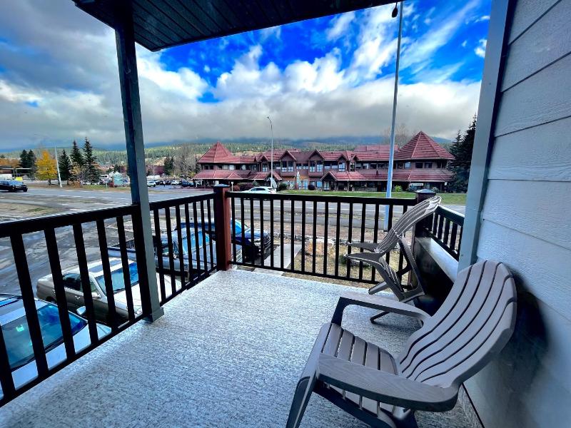 Canadian Rockies Chalets by Trilink - 2 & 3 Bedroom Condos - Self Check-In - Walking Distance to Downtown - Free Parking - Pet-Friendly - No AC - image 12