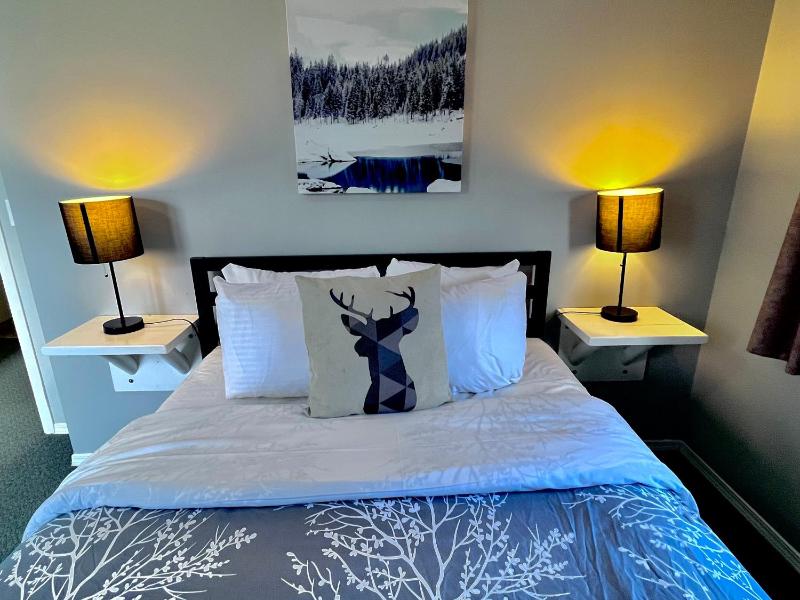 Canadian Rockies Chalets by Trilink - 2 & 3 Bedroom Condos - Self Check-In - Walking Distance to Downtown - Free Parking - Pet-Friendly - No AC - image 34