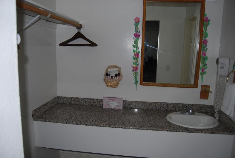 Standard King Room image 4