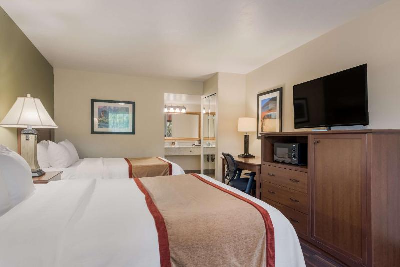 Deluxe Queen Room with Two Queen Beds - Non-Smoking