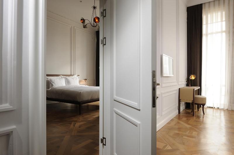 Deluxe Double Room with balcony and Garden View image 3