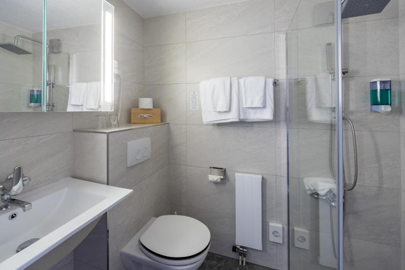 Double Room with Lake View image 3