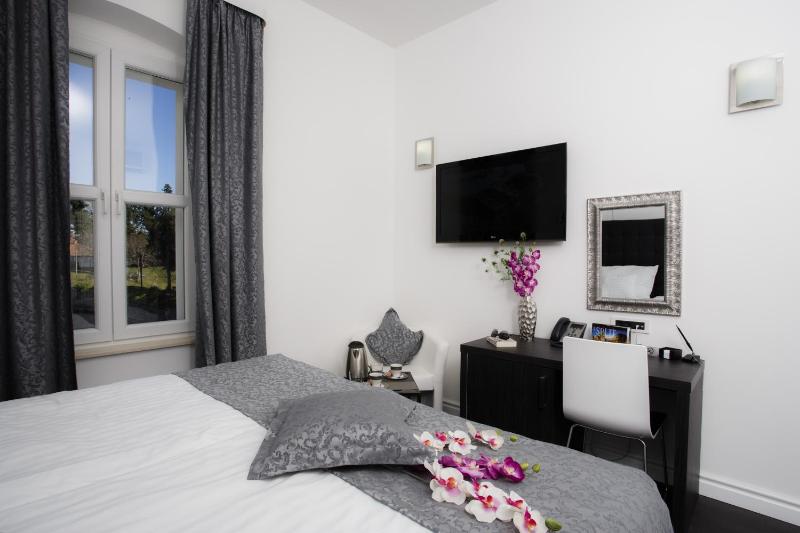 Superior Twin Room with City View image 3