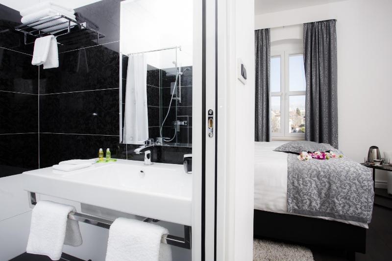Superior Twin Room with City View image 2
