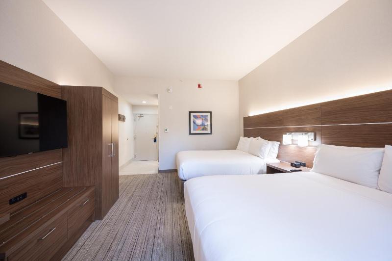 Queen Room with Two Queen Beds - Mobility Access Tub/Non-Smoking image 4