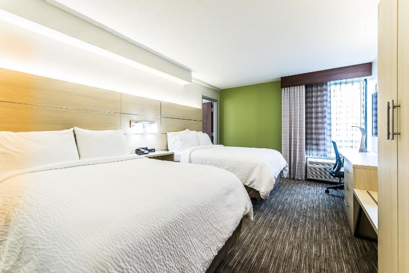 Standard Queen Room with Two Queen Beds image 4