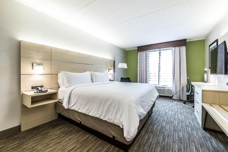 Standard King Room image 3