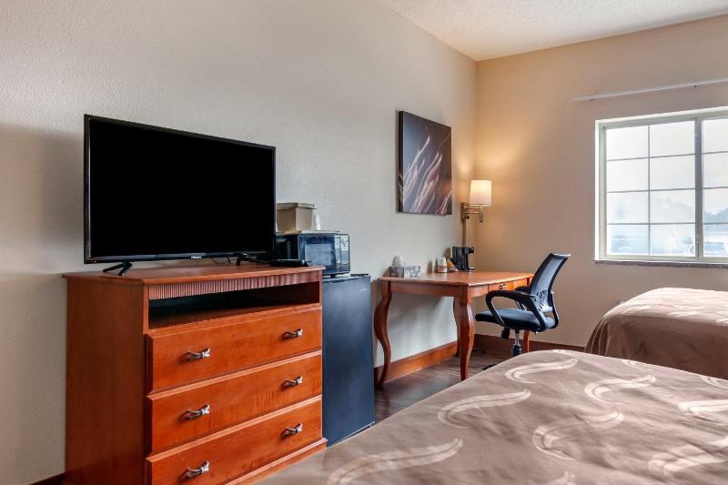Queen Room with Two Queen Beds - Non-Smoking image 3