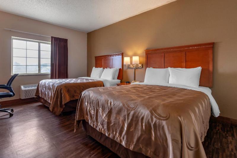 Queen Room with Two Queen Beds - Non-Smoking image 2