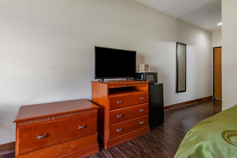Queen Room with Two Queen Beds - Non-Smoking image 3