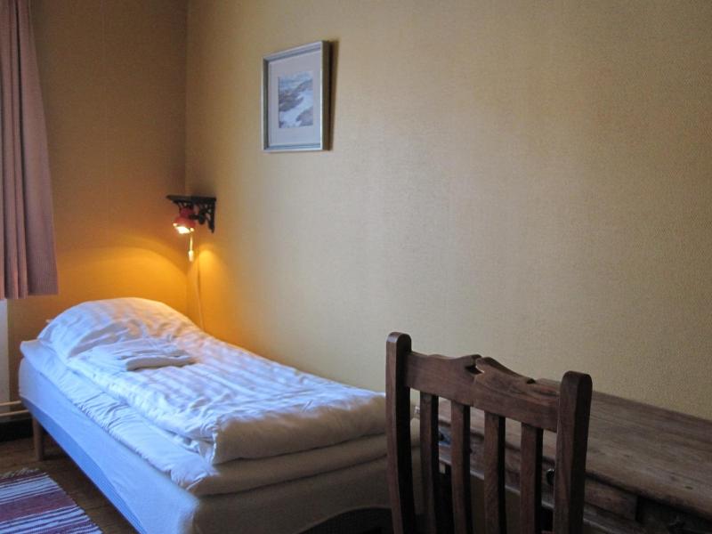 Twin Room image 4