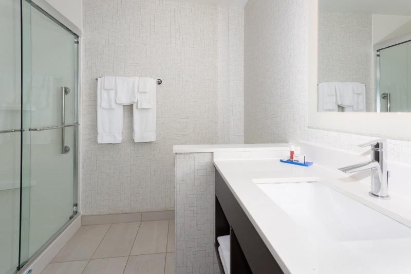 Standard King Room image 4