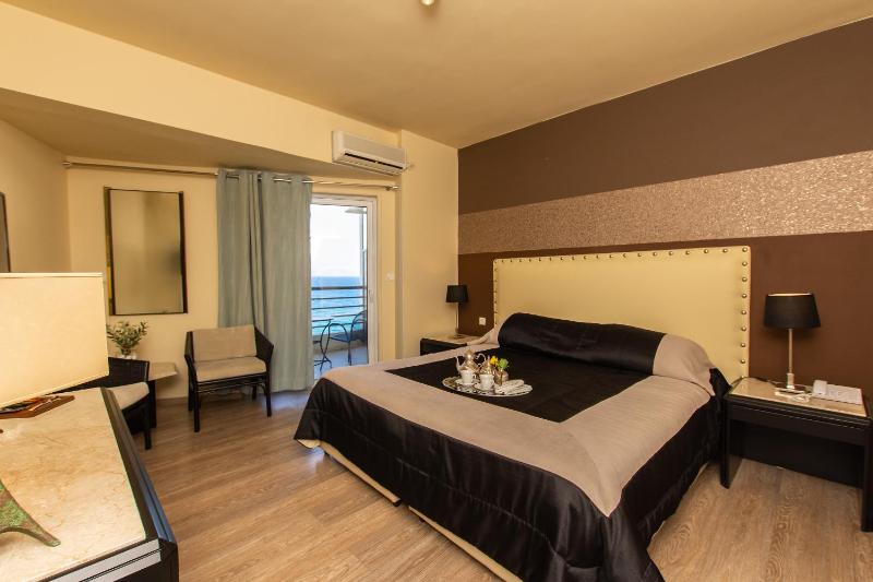 Double or Twin Room with Sea View image 3