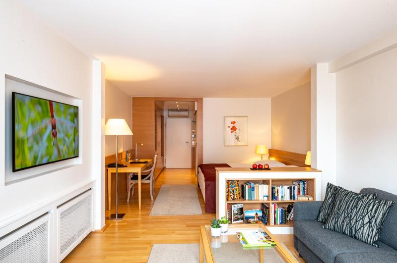 Family Room image 3