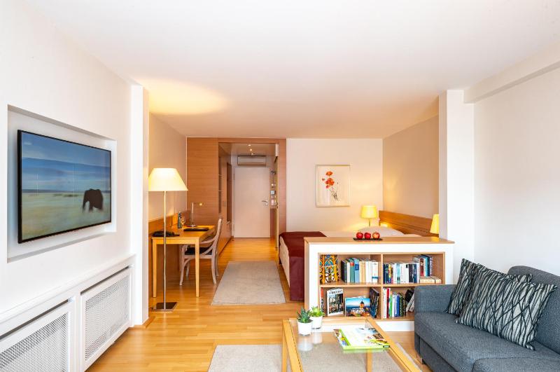Family Room image 2