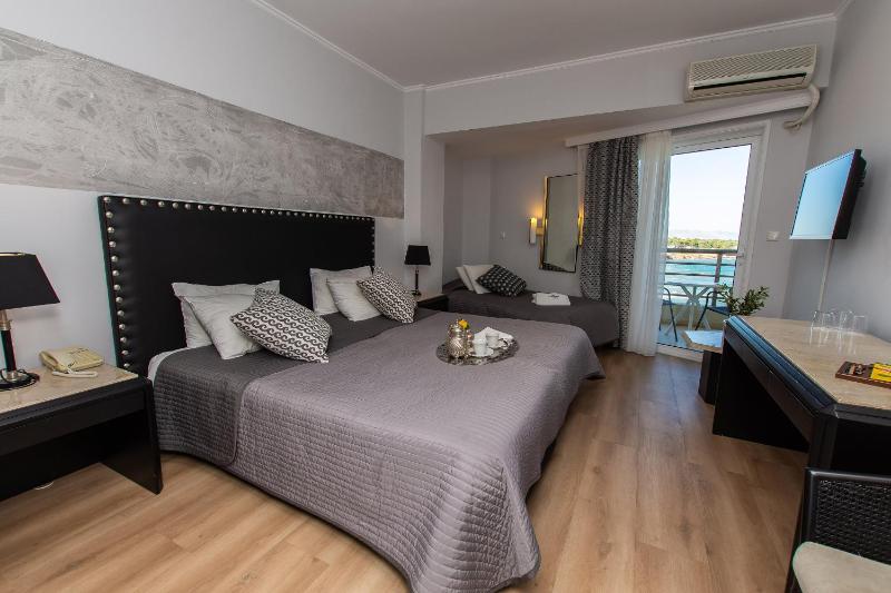 Triple Room with Sea View image 1