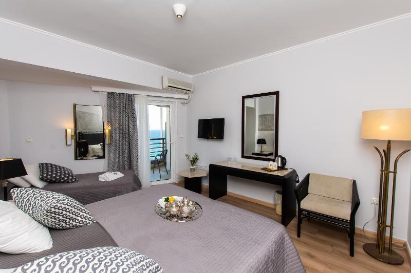 Triple Room with Sea View image 3
