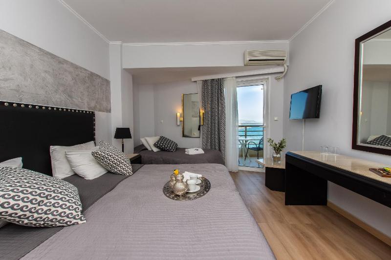 Triple Room with Sea View image 2