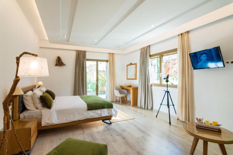 Deluxe Double Room with Side Sea View image 1