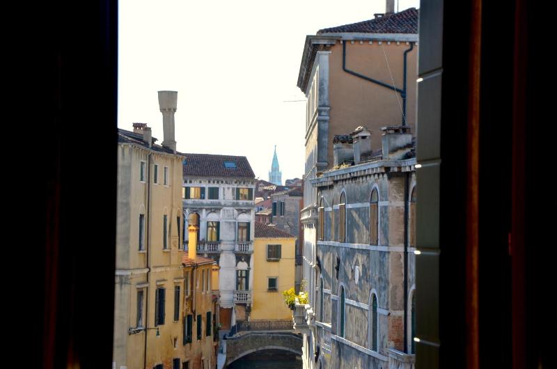 Double Room with Canal View image 4