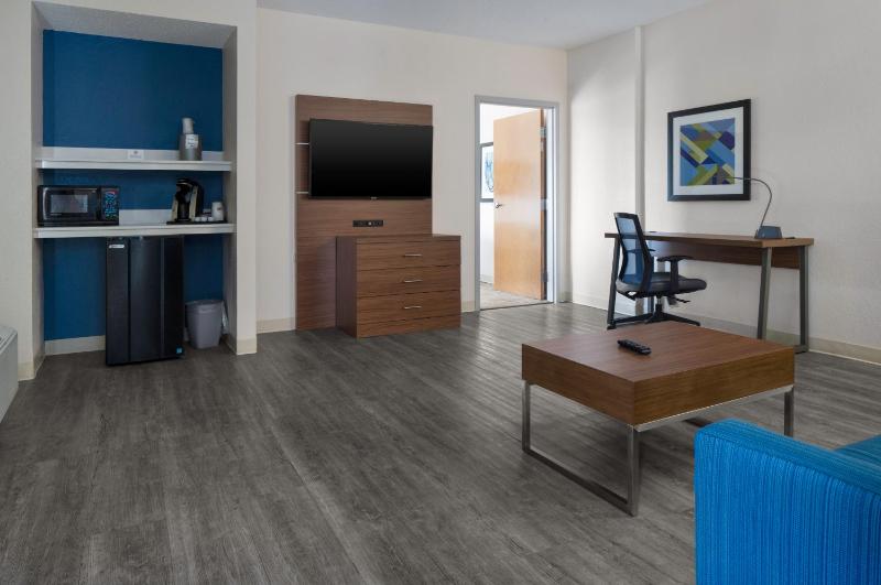 One-Bedroom Suite image 4
