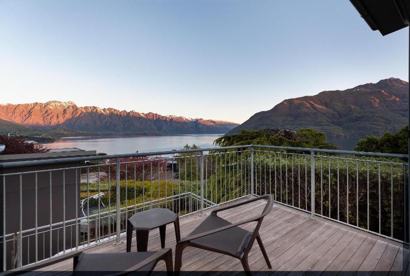 Remarkable Escape Breathtaking Views with Hot Tub - image 37