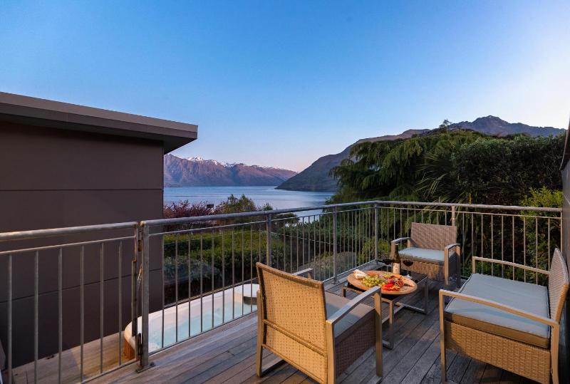 Remarkable Escape Breathtaking Views with Hot Tub - image 25