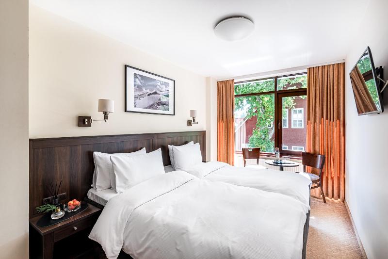 Standard Twin Room with Spa Access image 3