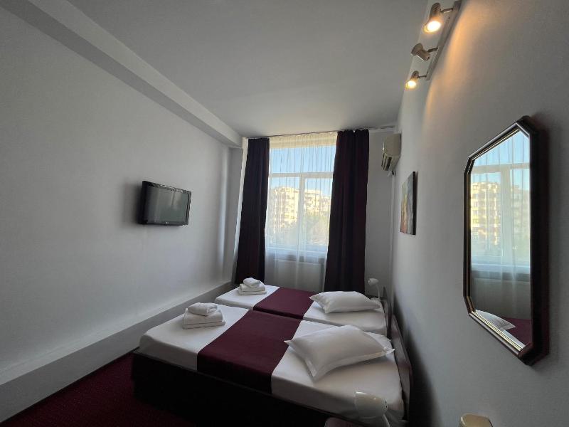 Twin Room image 1