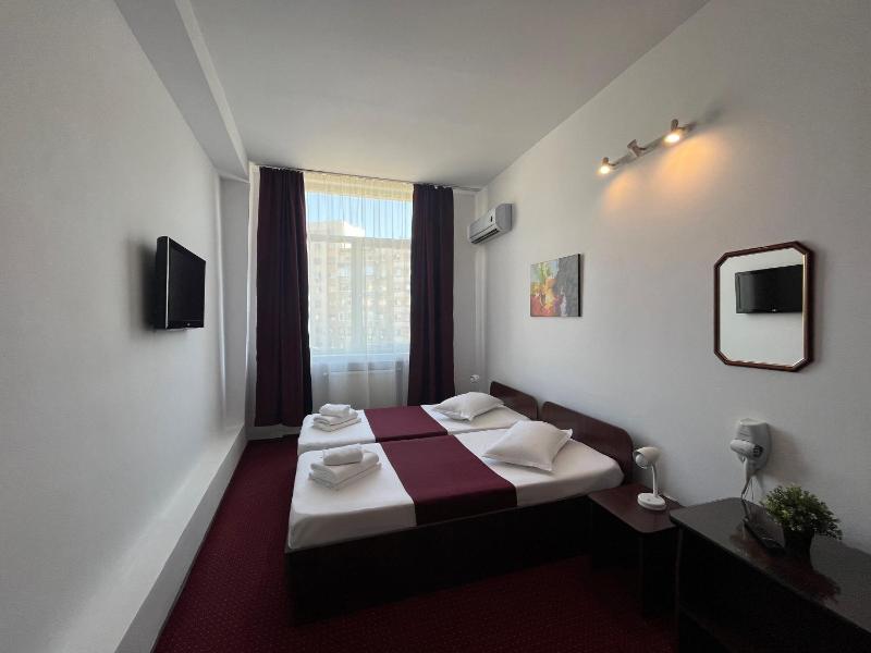 Twin Room image 3